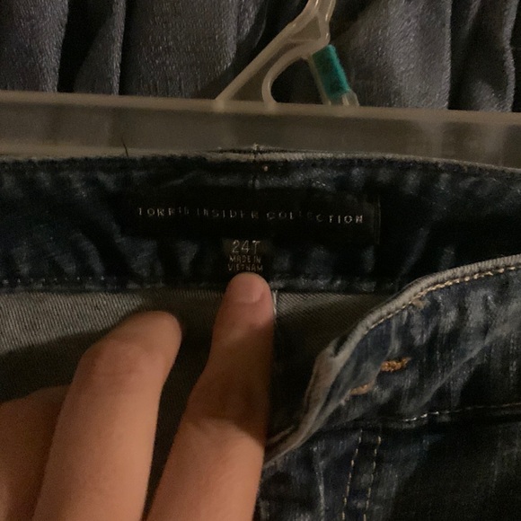 EUC Torrid distressed 24 T stretch jeans - Picture 3 of 11